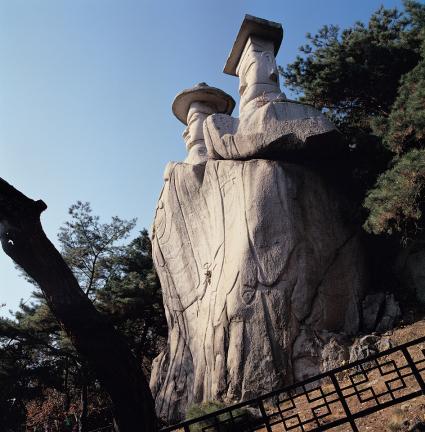 석불입상 전경