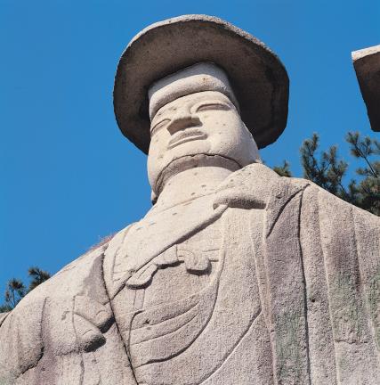 석불입상 우측(향좌) 상반신